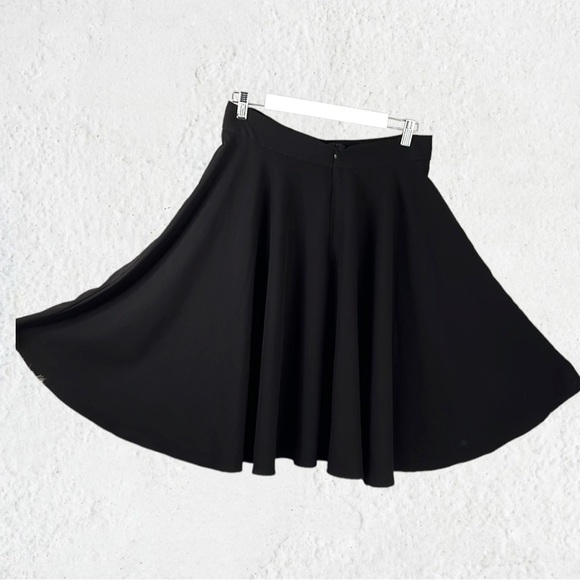SHEIN black circle skirt beautiful flowing fabric size large new without tags - Picture 1 of 7